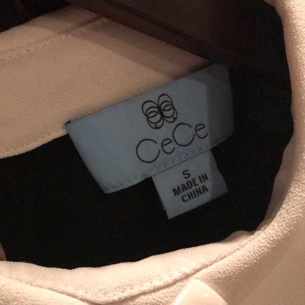 Gorgeous Dressy Peter Pan Collar Dress Shirt. - Picture 6 of 8